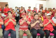 实必丹区国会议员末巴里和鲁马丹州议员鲁斯兰 赠450盒年柑予区内商家