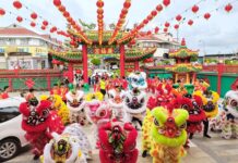 纳闽城隍殿龙狮团开光 赴岛上各庙宇参拜神明