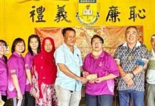 保佛联华小学董事会 派红包礼袋予教职员