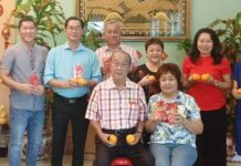 司徒荣喜率四邑公会理事会员 向永久名誉会长余伦福拜年