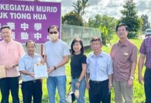 华商会托潘明丰呈百万拨款申请函予首长 建中中活动中心与课室入口支路