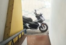 店前广场 泊摩托惹议