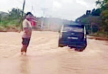 豪雨袭击毛律洪水泛滥 达庇公路部分路段淹水 交通中断数小时