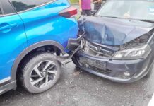 国产车失控追尾四驱车 两车俱毁幸无人伤