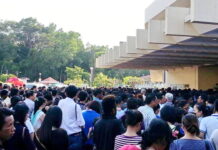 耶稣受难日弥撒 庇教堂人潮汹涌