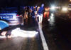 摩托雨中行驶翻车 酿1死1伤