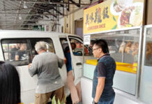 疑踩煞掣踏错油门失控客货车冲上店前行人道
