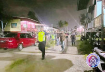 警察与志愿巡逻员丁丁岸村携手防犯罪