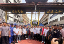 安华走访亚庇加雅街周日市集 与民同乐体验沙巴多元文化