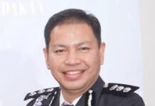 Vehicle skids into sewer hole, two slightly injured