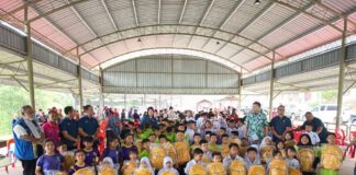 政民小学董事会派年柑