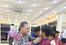 ‘Sepasang Baju, Sejuta Senyuman’ santuni asnaf SK Bukit Padang