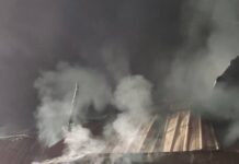 Fire destroys two houses, car in Kampung Gum-Gum