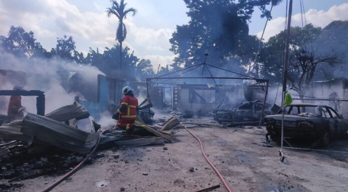 Enam rumah dan enam kenderaan musnah terbakar