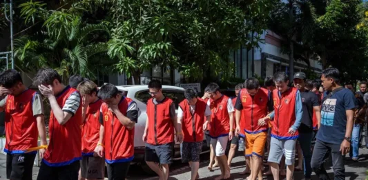 雅加达警方突击网络赌博窝点|逮捕321名外国人