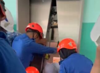 Two women rescued after 35 minutes trapped in lift