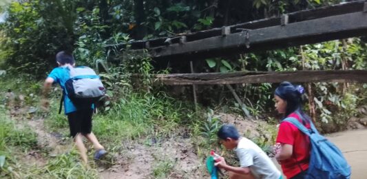 泥泞中送教育到偏乡!志愿教师日行4小时到校