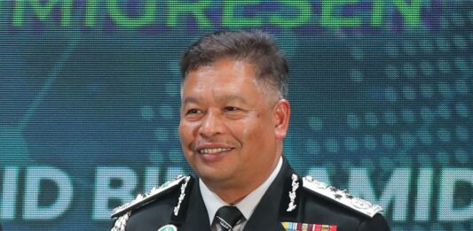 航空公司系统设护照有效期最长10年|扎卡利亚:逾10年有效期者免费换护照