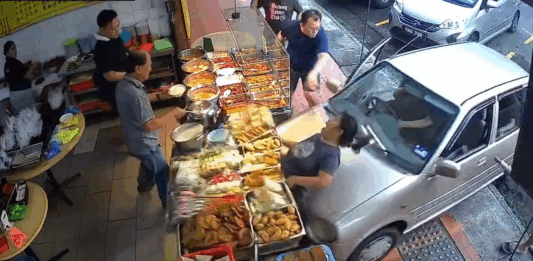 灵鹿车进错档冲入茶餐室