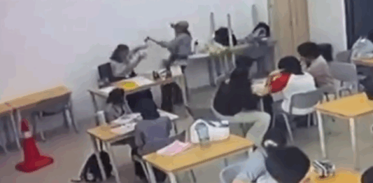 古晋国际校园暴力事件|学生持刀冲入课室攻击老师